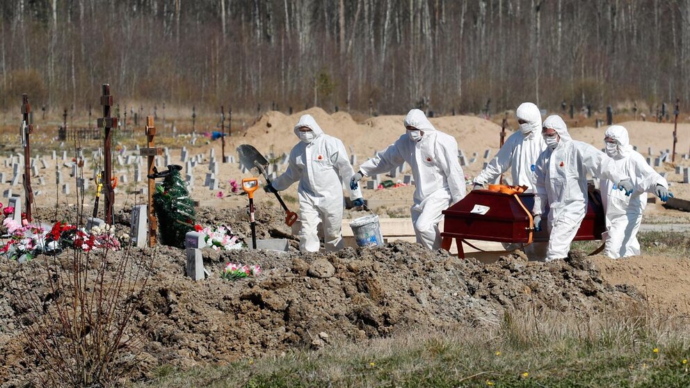 Coronavirus-Russia-burial-by-coffin-by-Anton-Vaganov-Reuters