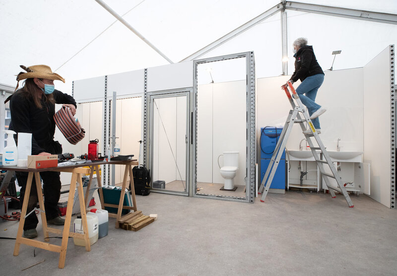 Verviers (Belgium): Workers set up a new hospitalization auxiliary unit at the CHR Verviers hospital to help in the fighting against the Coronavirus (Covid-19) pandemic. Photo: Benoit Doppagne/dpa.