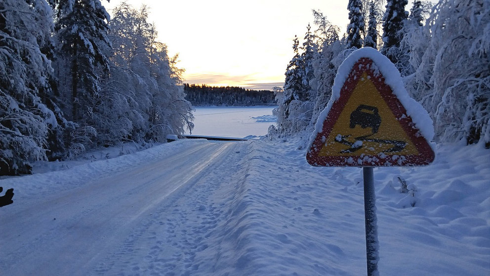 Traffic-sign-road-by-Pixabay