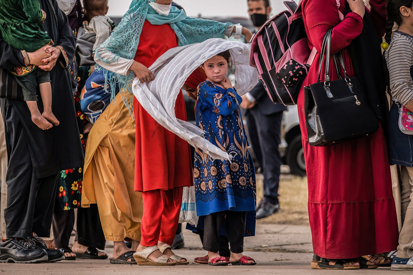 FILED - 24 August 2021, Spain, Madrid: People disembark a plane at Torrejon de Ardoz airbase in Madrid upon their arrival after being evacuated from Afghanistan in the aftermath of the Taliban takeover. Photo: Diego Radames/SOPA Images via ZUMA Press Wire/dpa