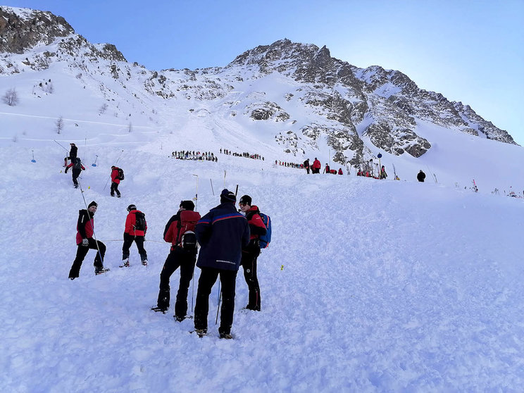 HANDOUT - 04 February 2022, Austria, Soelden: Rescue workers are on duty at the scene where four people were killed in an avalanche at the Austrian province of Tyrol. Photo: -/Zoom.Tirol via APA/dpa - ATTENTION: editorial use only and only if the credit mentioned above is referenced in full.