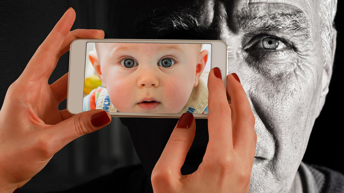 Phone-virtual-reality-man-baby-nails